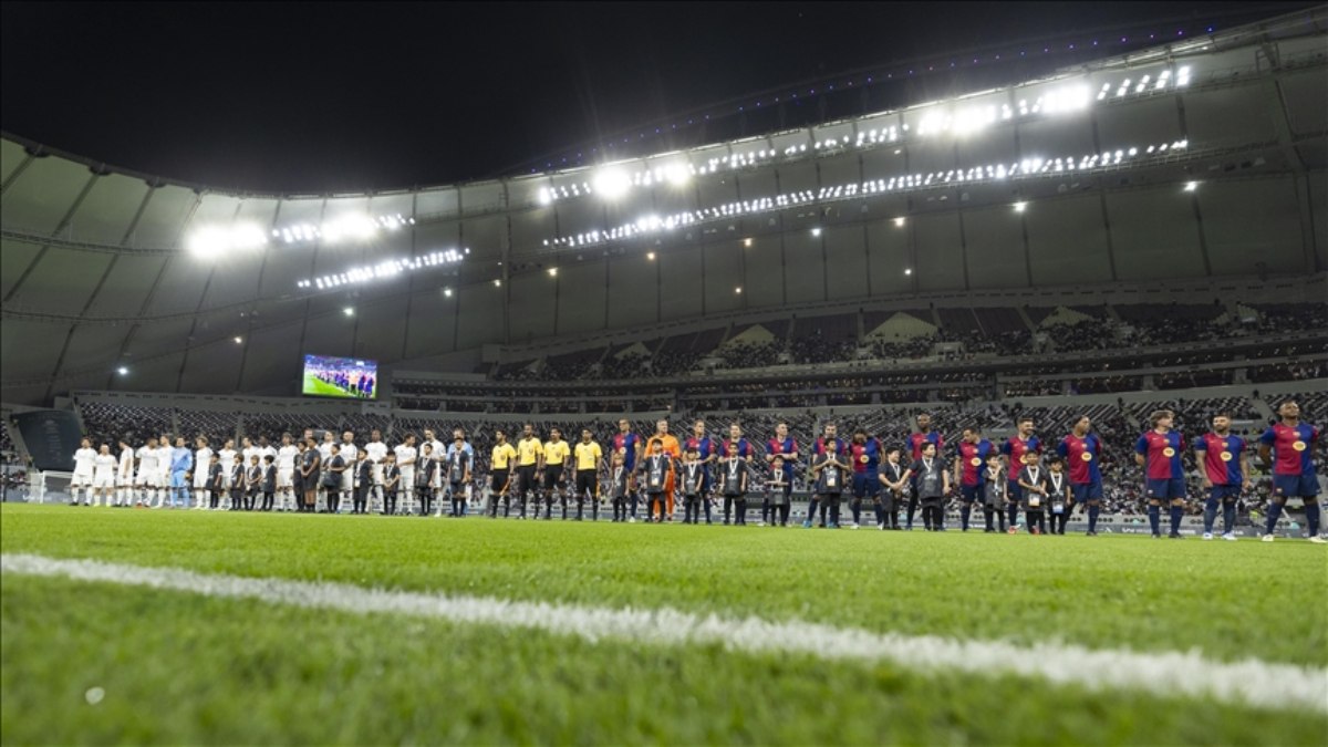 Barcelona ve Real Madrid’in efsaneleri Katar’da sahaya çıktı