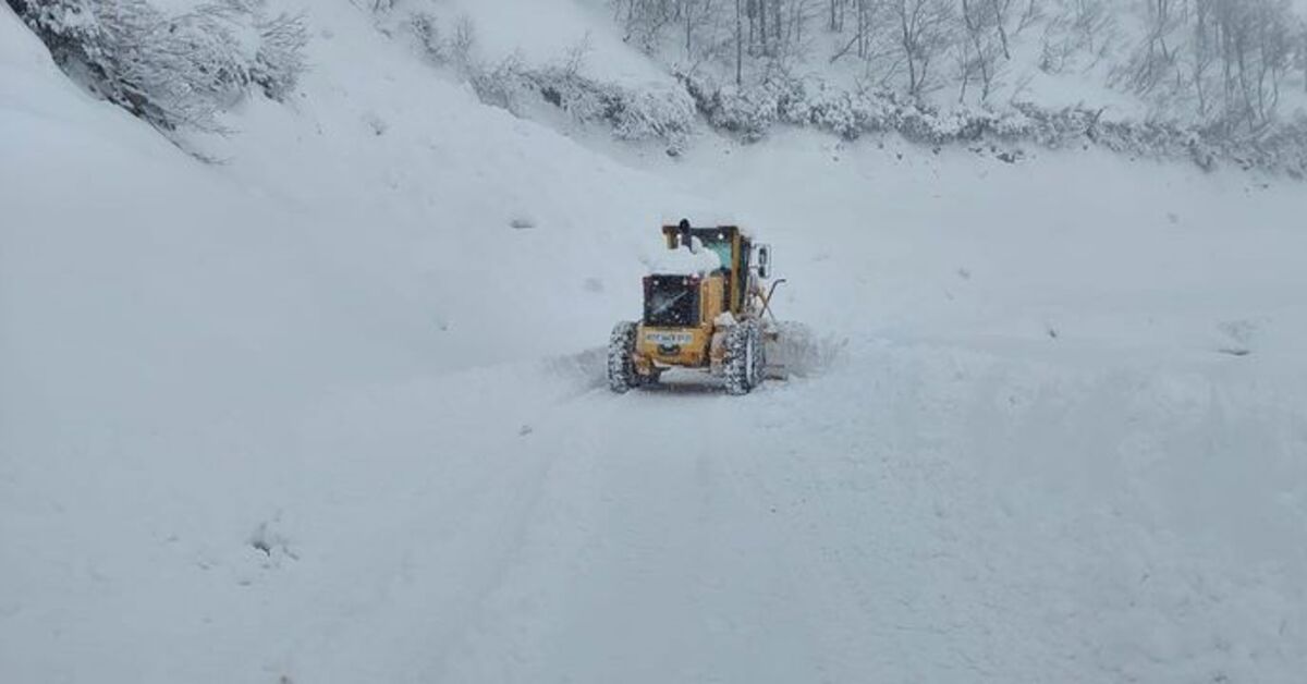Artvin’de 6 köy yolu kar yağışı sonrası ulaşıma kapandı
