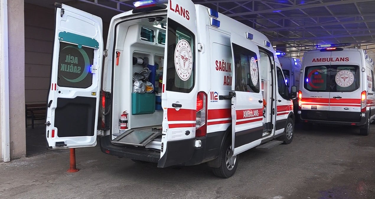 Otomobil direğe çarptı: 2 ölü