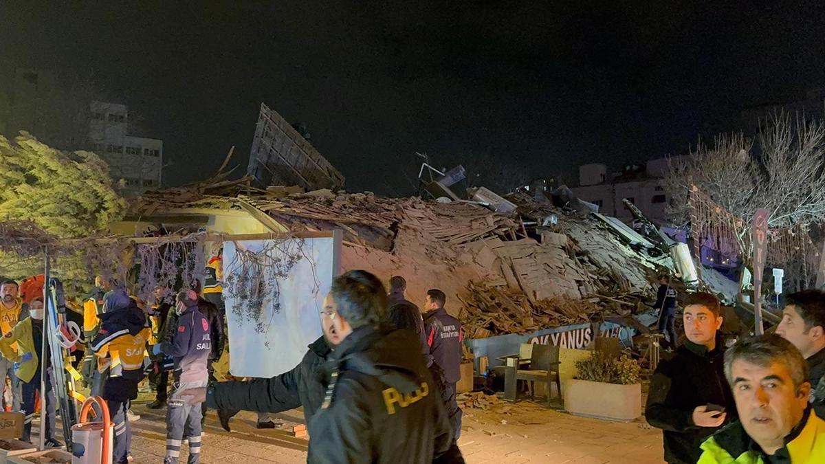 Son dakika | Konya’da 4 katlı bina çöktü! Arama kurtarma çalışmaları başladı | Video Haber