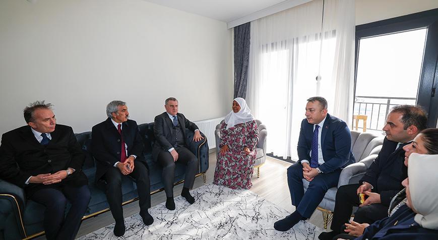 Bakan Osman Aşkın Bak, Kilis’te afetzede ailelerin evlerine misafir oldu