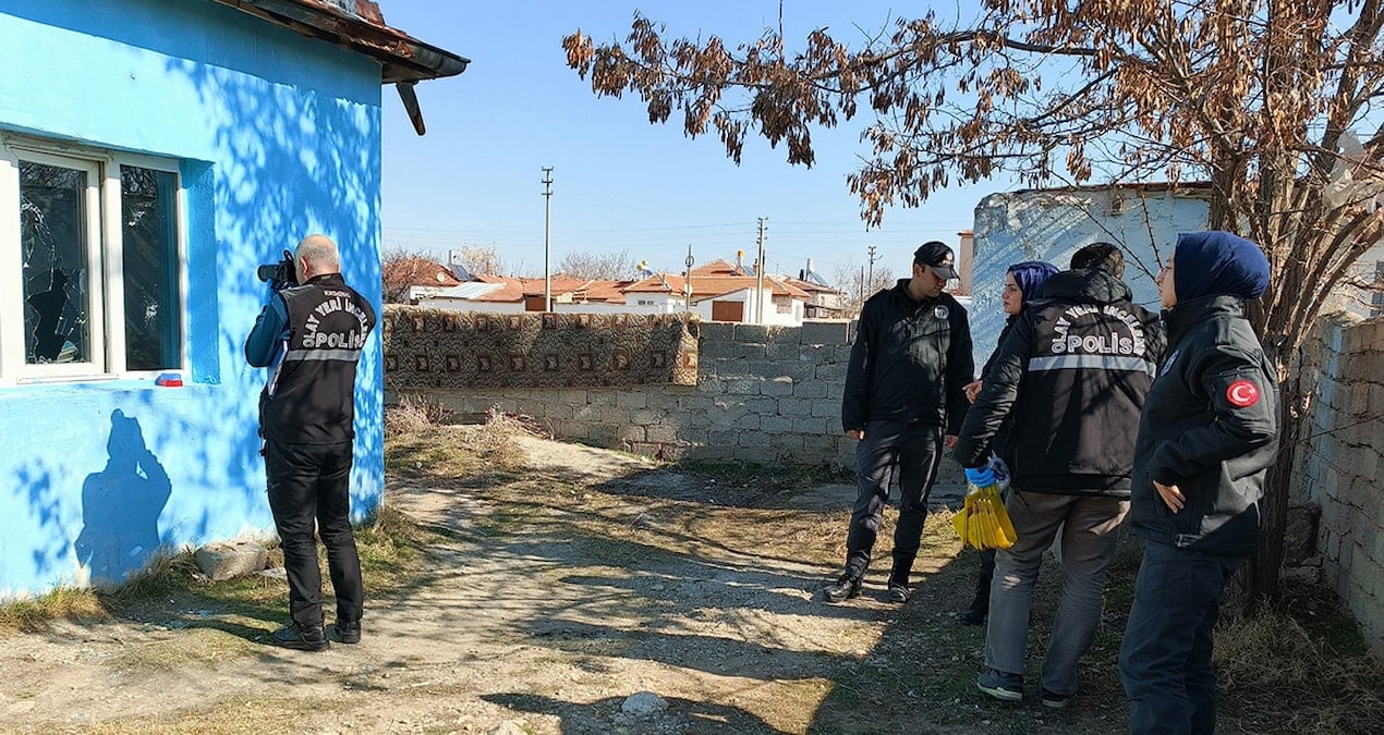 Karaman’da korku dolu anlar! Torunlarıyla banyoya saklandı: Kapıyı kırdılar, silahla saldırdılar!