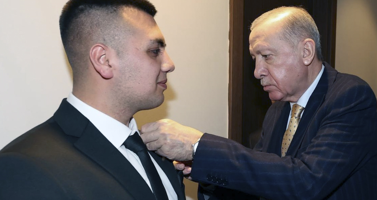 Recep Tayyip Erdoğan, AKP’ye katılan Recep Tayyip Erdoğan’a rozet taktı