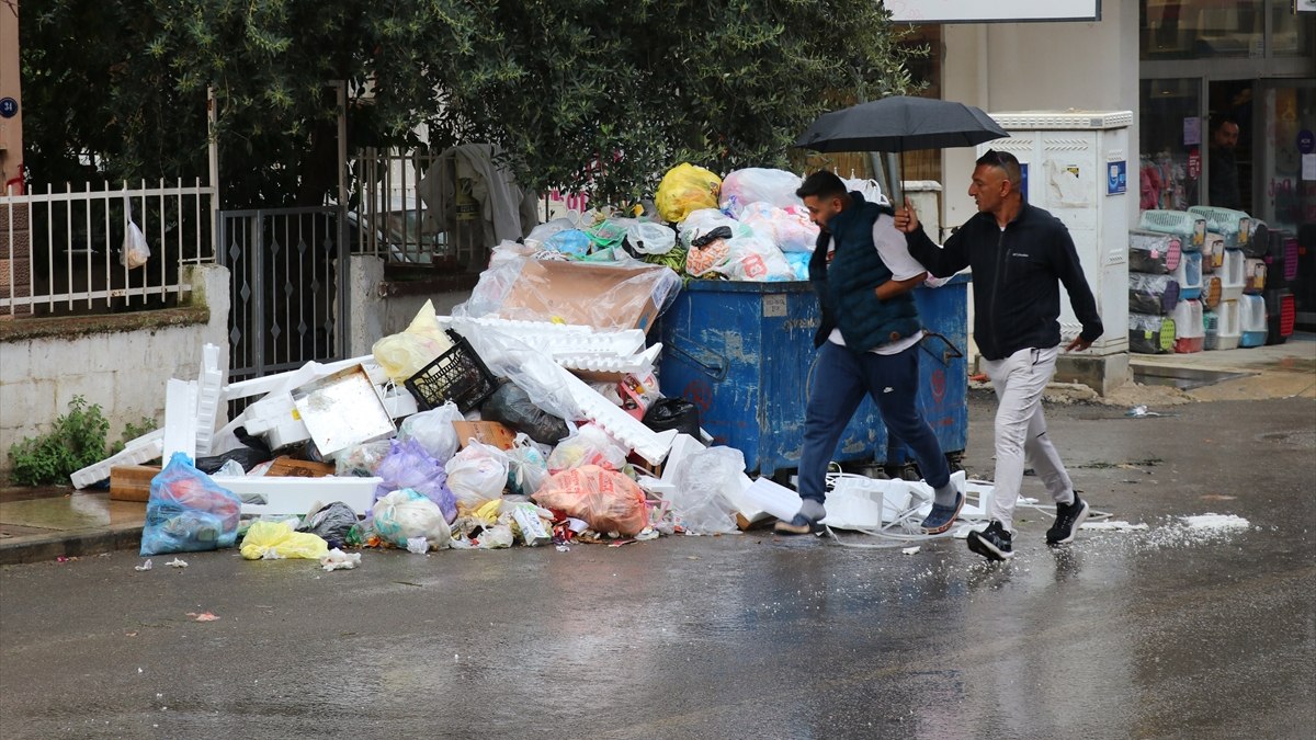 İzmir Buca’daki çöp yığınlarına vatandaşlar isyan etti