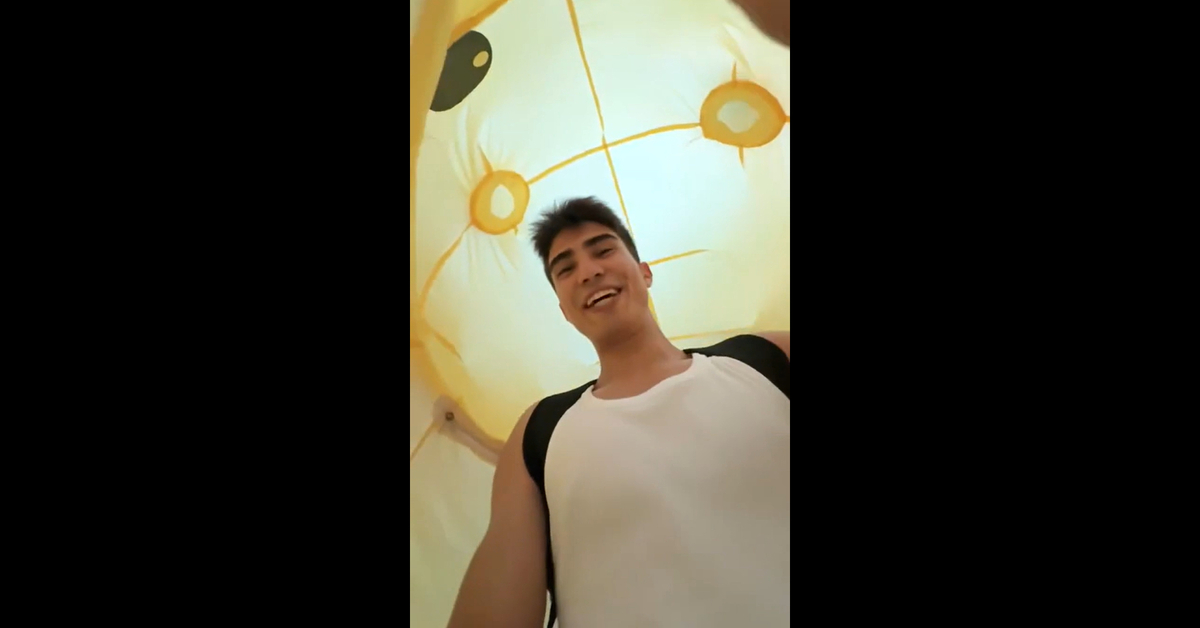 Kostümle nasıl koştuğunu gösterdi